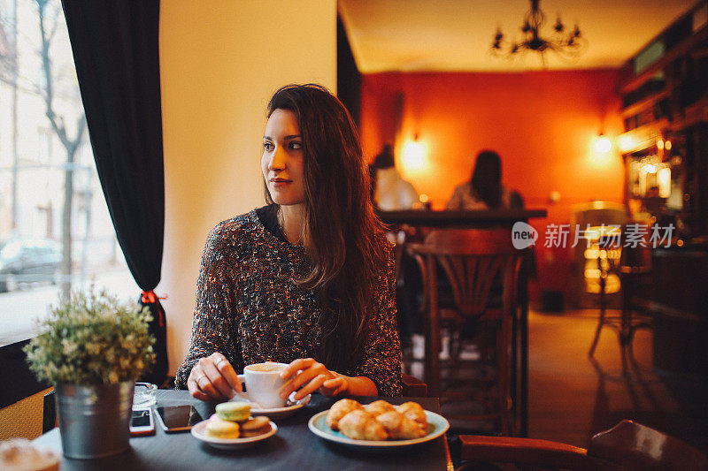 在贝尔格莱德的咖啡馆里，一个女人正在放松和喝咖啡