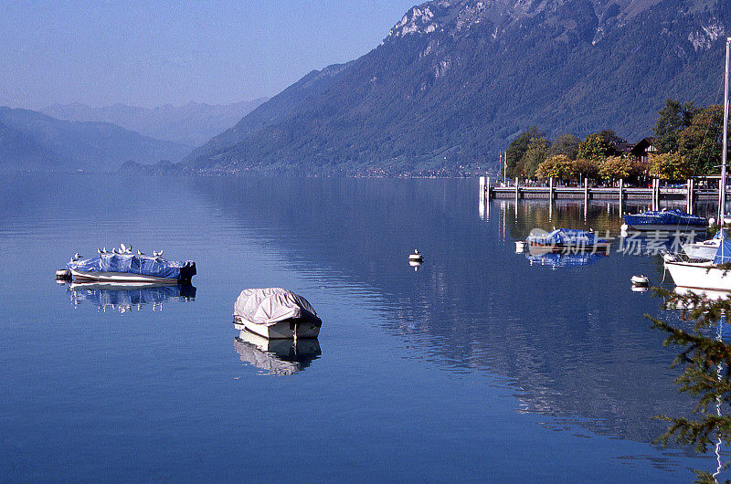 在瑞士因特拉肯区布里恩茨湖停泊的反射水船