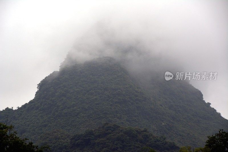 中国广西地区，漓江雾气蒙蒙的喀斯特风光