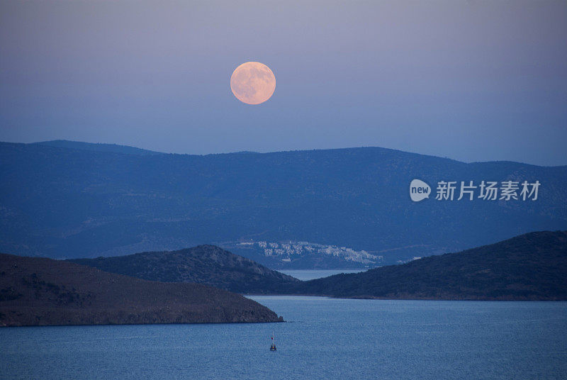 浪漫的海上月夜