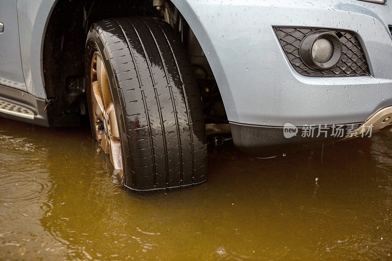 试图穿越洪水的汽车。