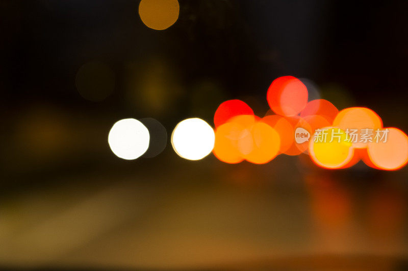 交通和车灯背景的抽象模糊散焦