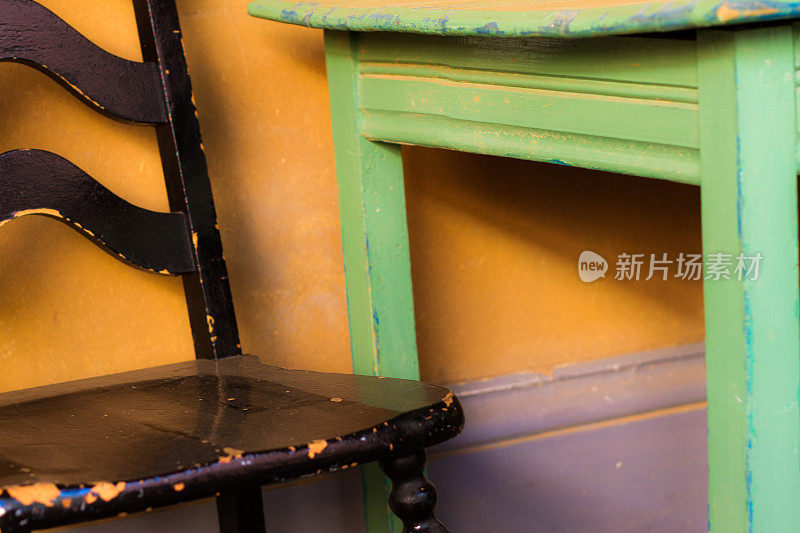 圣达菲风格:黑色的椅子和旧的绿色桌子