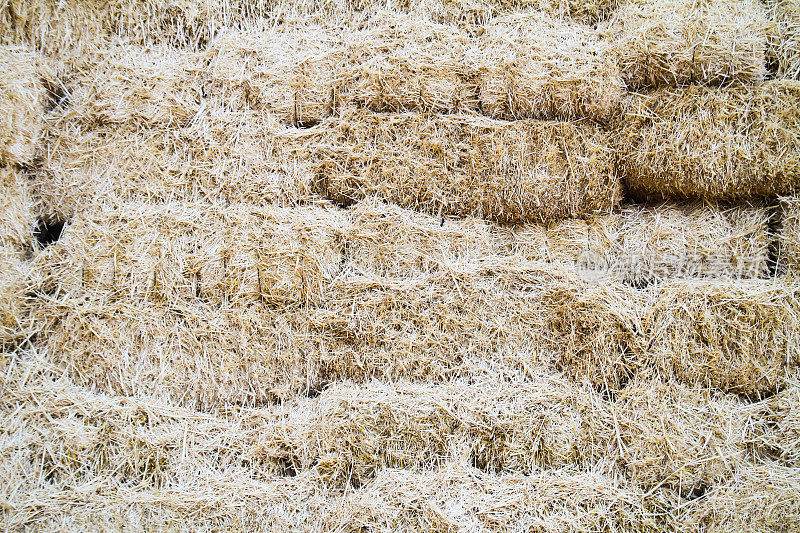 堆叠的稻草干草