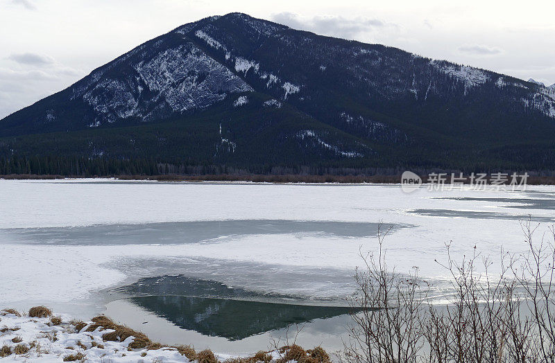 加拿大亚伯达省班夫国家公园，冬季从朱砂湖上看到的硫磺山