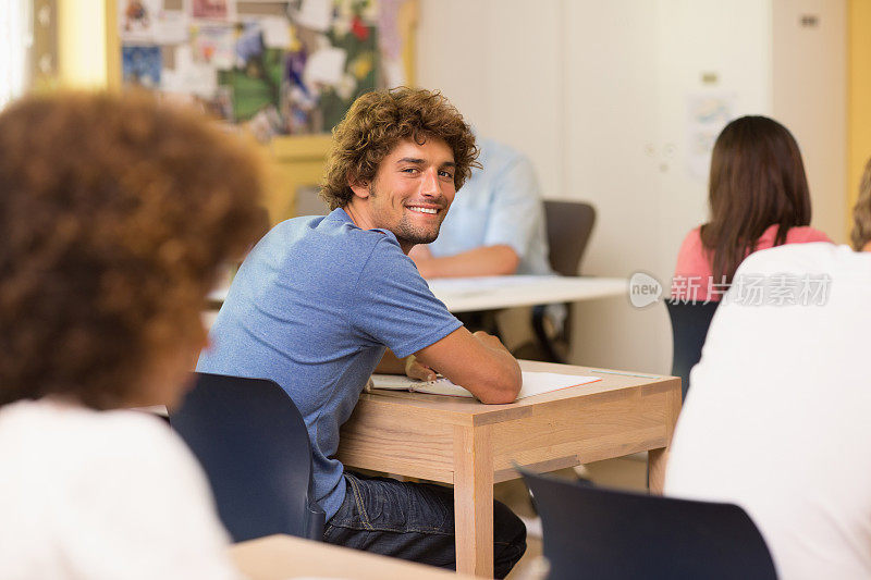 男学生坐在书桌前