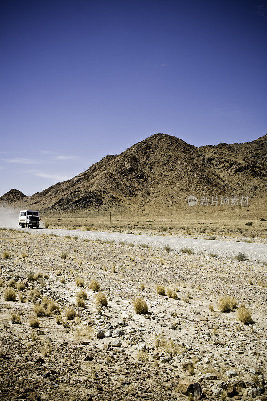 卡车在沙漠公路上超速行驶
