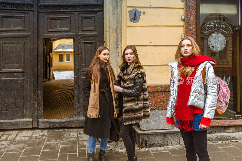 年轻的乌克兰女孩模特站在利沃夫乌克兰街道