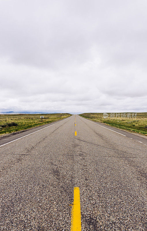 风景空旷的公路怀俄明州自然景观背景在美国西部