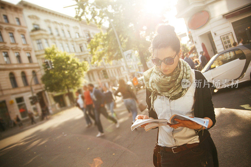 女游客走在柏林的大街上