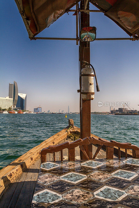 乘坐水上出租车在迪拜河上游弋