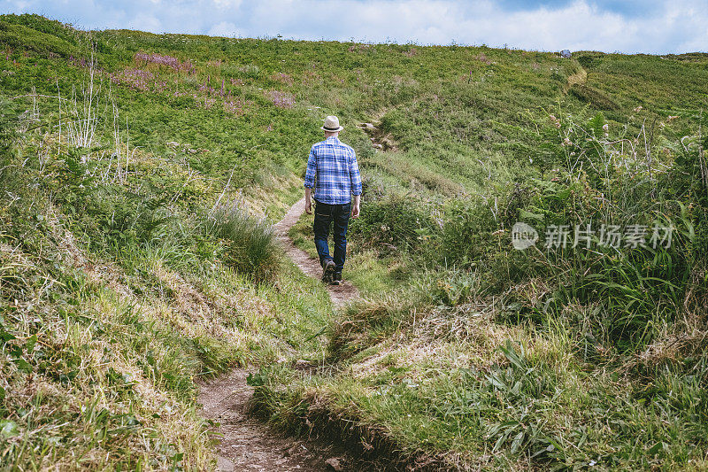 沿着西南海岸小径行走的人，康沃尔附近的波斯科诺。