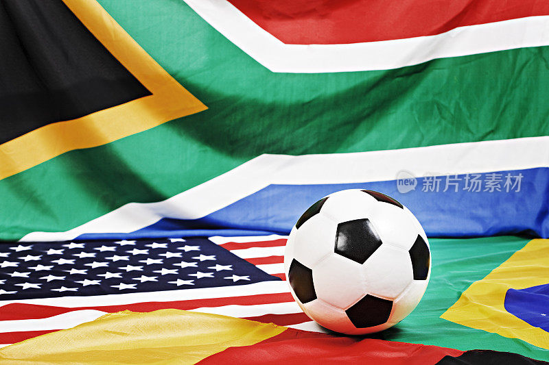 足球在多国国旗上准备世界锦标赛