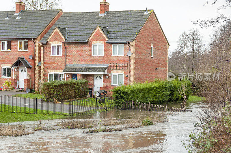 英国格洛斯特郡的房屋受到洪水威胁