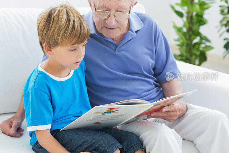爷爷和孙子在读一本书