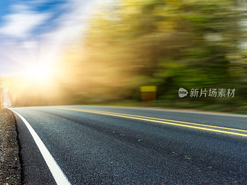 干净蜿蜒的道路穿过山海