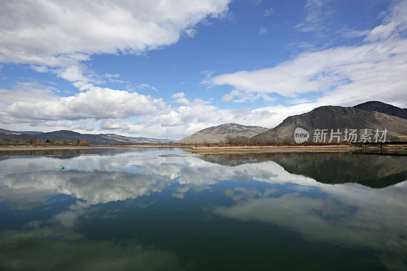 不列颠哥伦比亚省坎卢普斯汤普森河的倒影