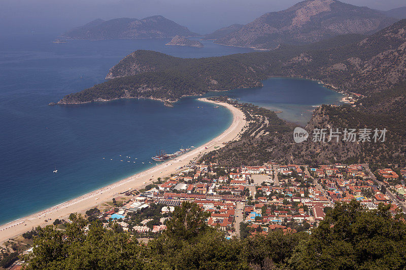 Oludeniz蓝泻湖是一个小村庄和海滩度假胜地，在Fethiye区Mu?la省土耳其