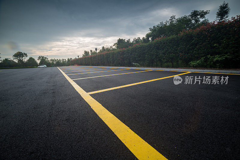 雨后潮湿的停车场，涂着黑色沥青