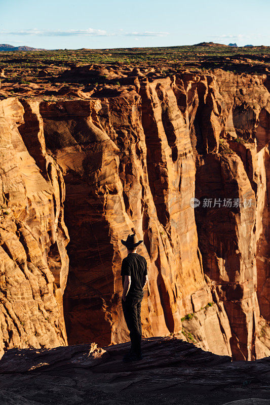 亚利桑那州大峡谷悬崖边的徒步旅行者。