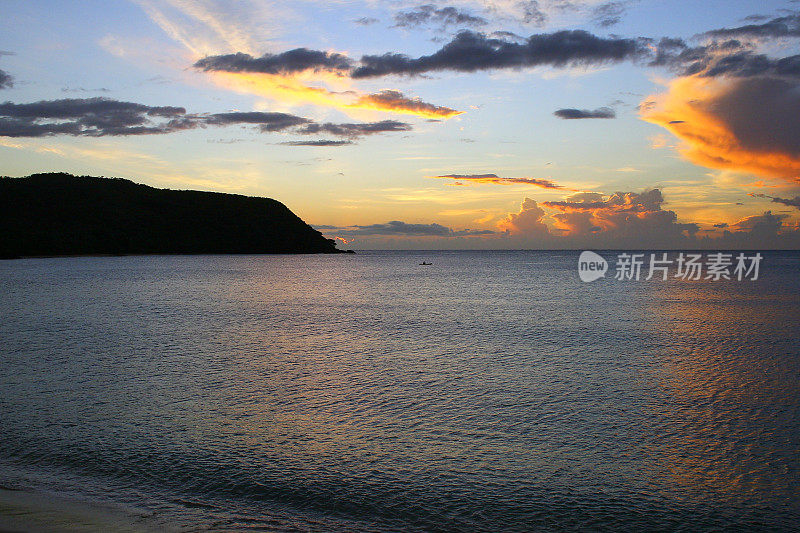 热带天堂戏剧性的日落:梦幻般的沙荒芜的绿松石海滩，田园诗般的Yasawas，斐济群岛