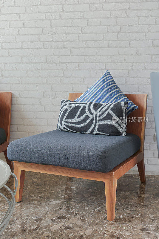 客厅里深蓝色的带枕头的软垫椅子