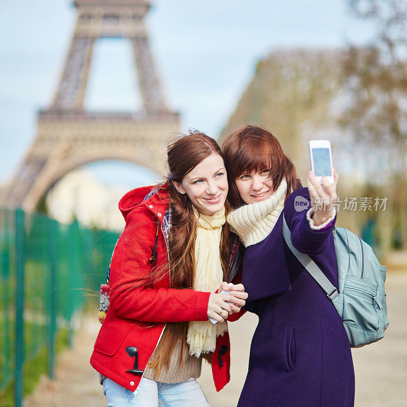 女性朋友在巴黎自拍
