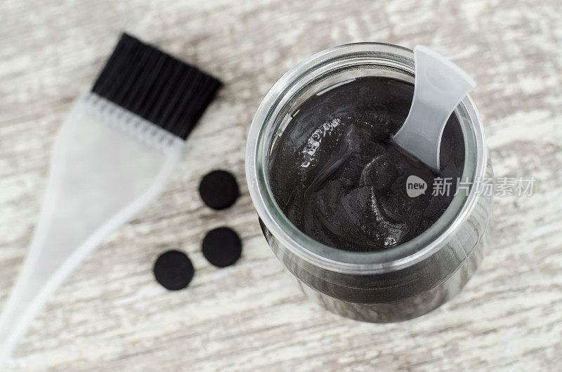 在玻璃罐中DIY木炭面膜和头皮面膜(或擦洗)。自制的化妆品