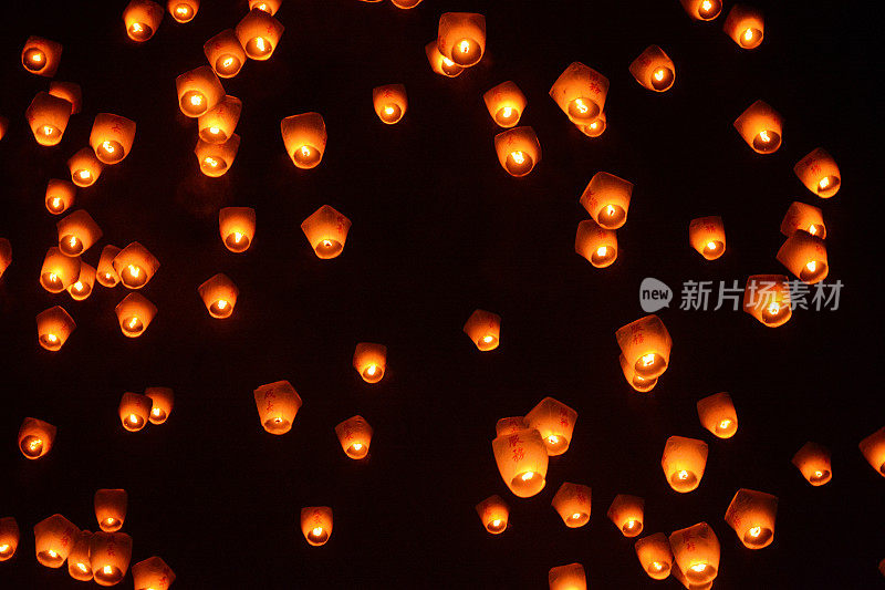 平溪天灯节夜空中的灯笼