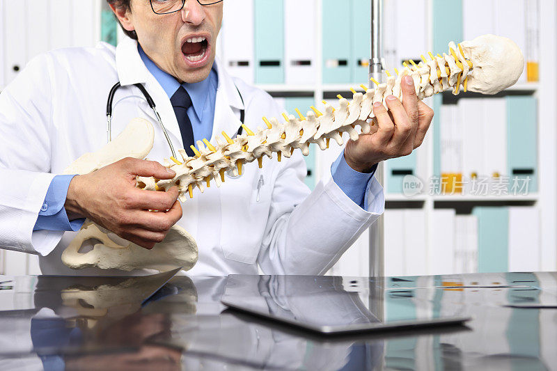 有脊椎骨架的疯狂医生假装在弹吉他