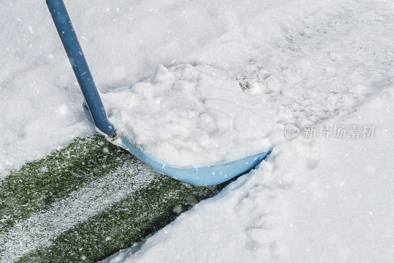 在运动场的院子里清理积雪的雪铲