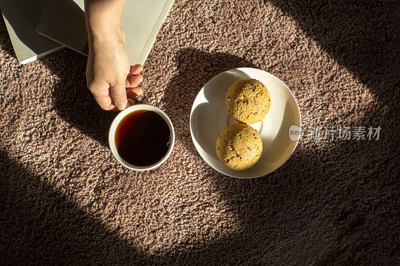 面包和咖啡，在地毯上看书