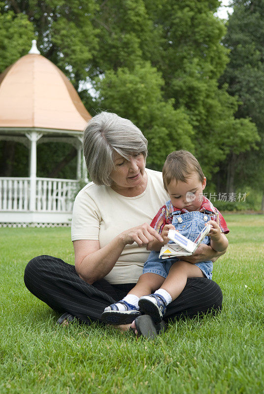 奶奶在公园里给孙子读书
