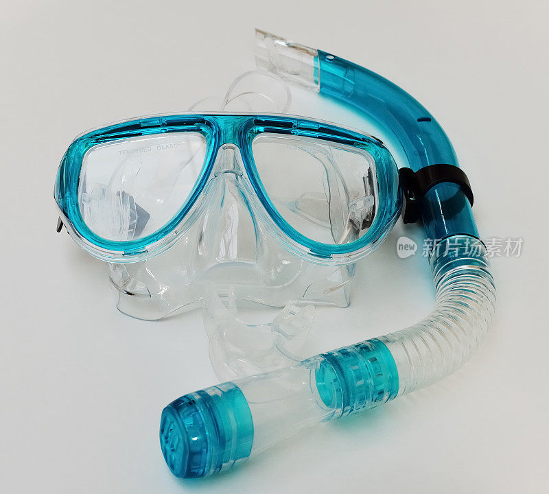 蓝色潜水面罩和通气管