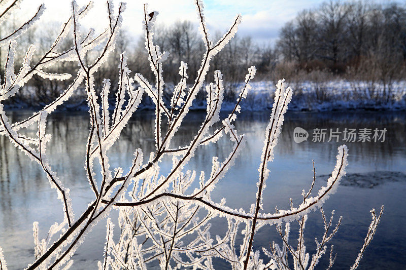 春天，乡村里的河面上浮冰