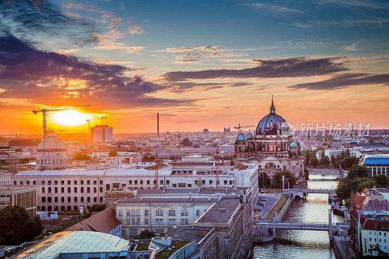 日落时柏林大教堂和施普雷河的屋顶景色，德国