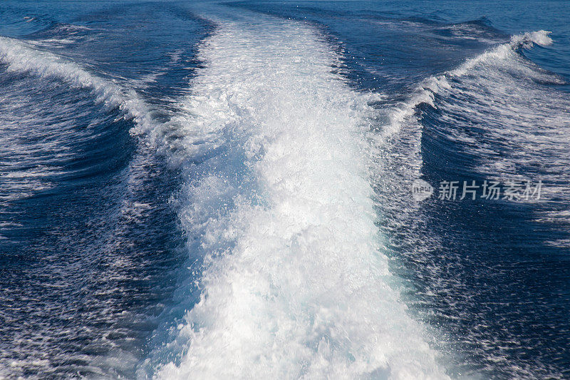 海浪从一个高速船和岛屿的背景