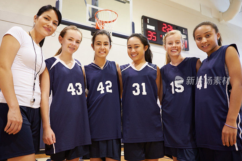 高中女子篮球队队员及教练