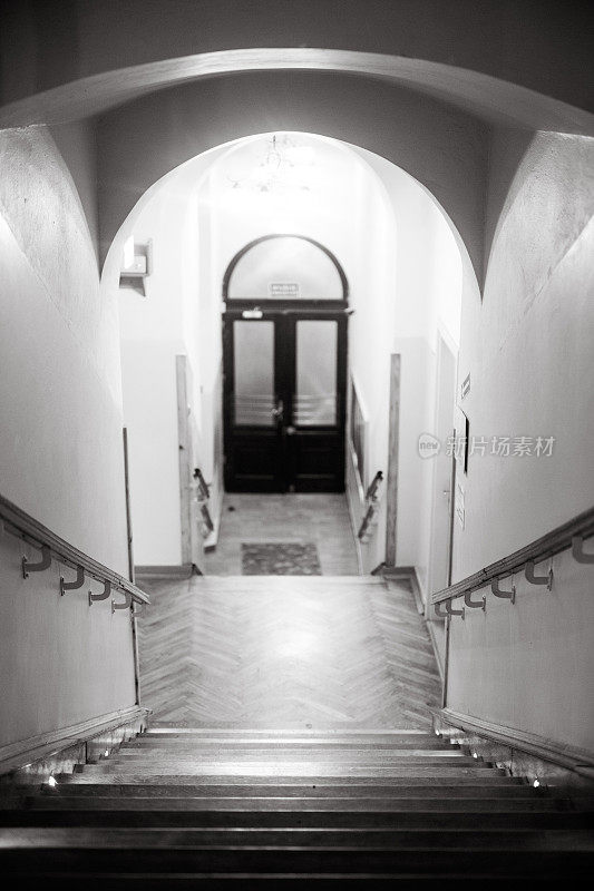 走廊，楼梯，门，黑色和白色