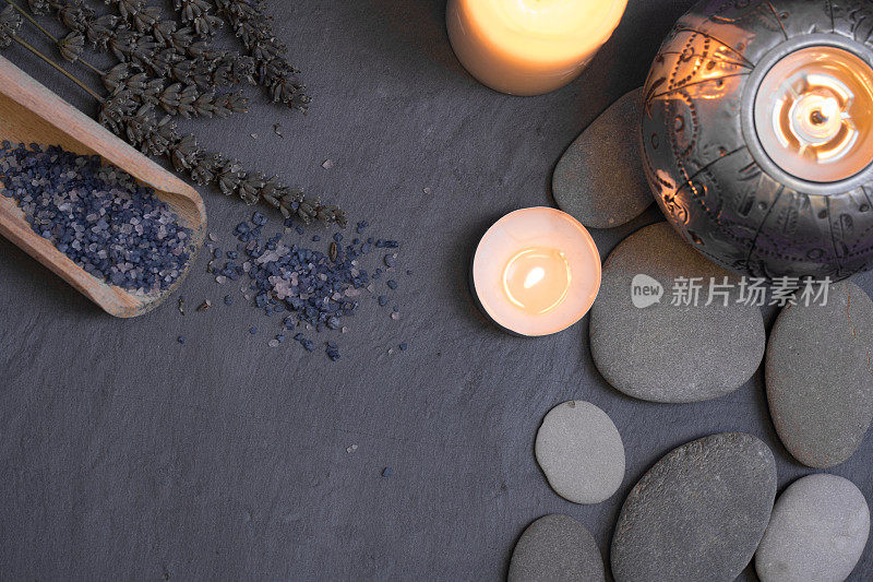 用蜡烛和鹅卵石构成的水疗和健康静物生活