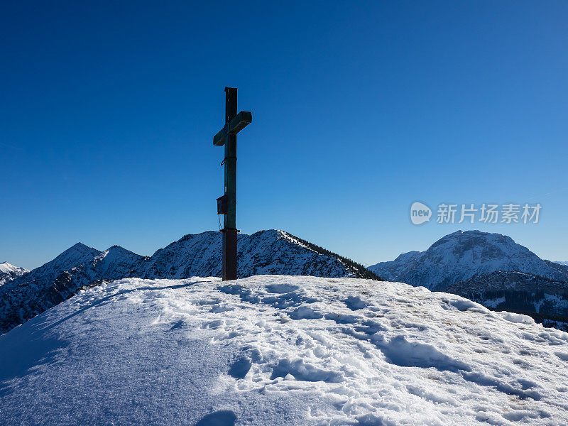 山峰与峰顶交叉