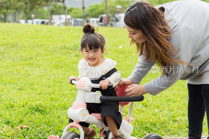 妈妈和小女孩在公园里玩