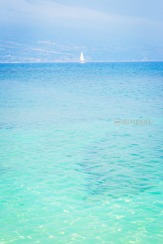 美丽的夏日海景。在翠绿的海上航行的帆船。欧洲希腊的凯法洛尼亚岛