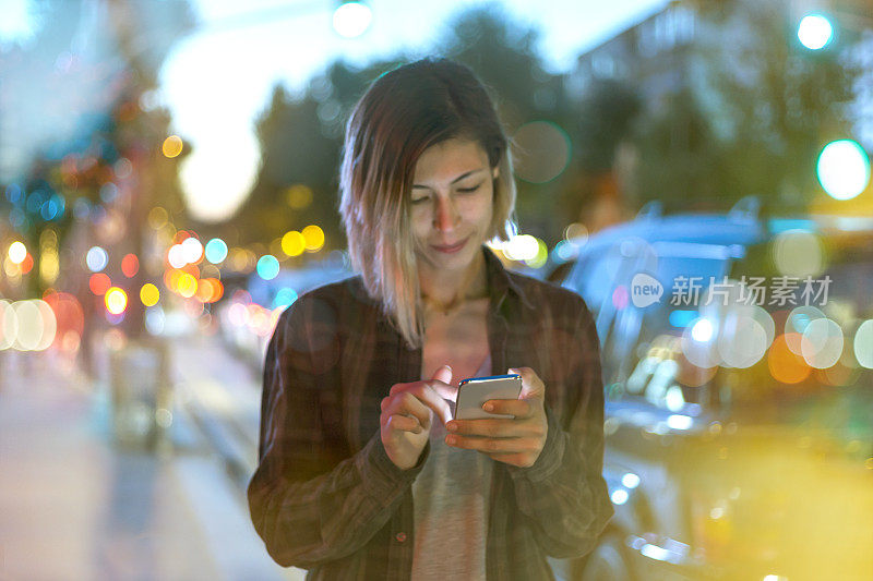 一个女人使用智能手机的照片