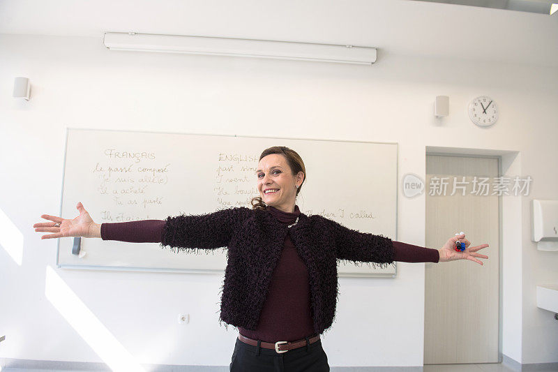 美丽成熟的法语老师在紫色的教室，欧洲