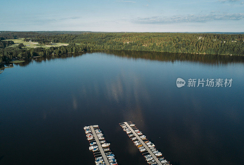 湖的风景。芬兰Nummela城市