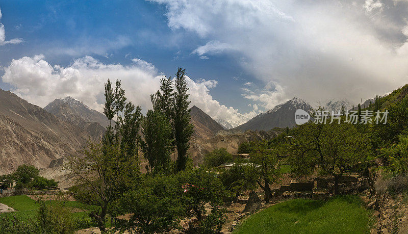 巴基斯坦吉尔吉特-巴尔蒂斯坦布尔塔冰川和罕萨山谷全景图