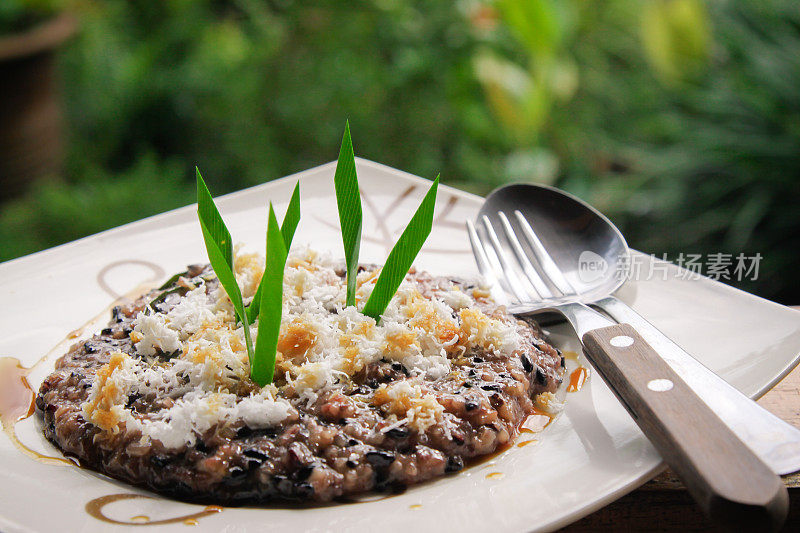 巴厘岛的传统早餐，米饭和椰子