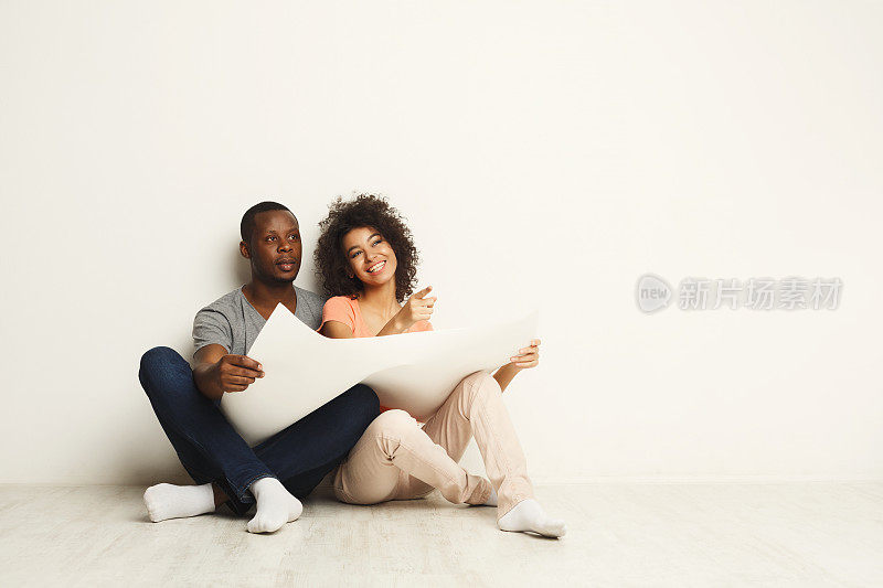 非裔美国人坐在新公寓的地板上