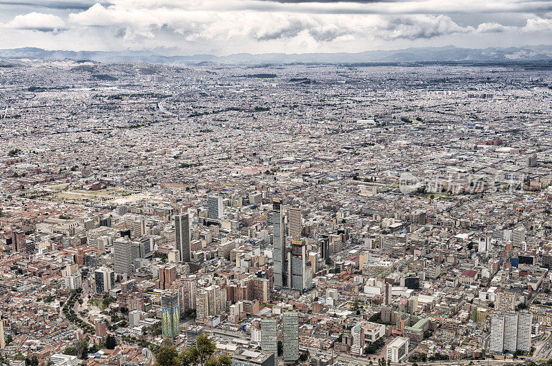 波哥大，哥伦比亚-从蒙塞拉特观看首都市中心